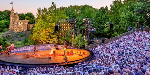 Majestic performance in an open-air theatre 