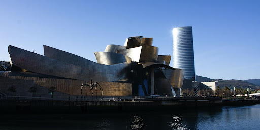 frank gehry, architects, modern architects, deconstructivism, frank Gehry architects, Guggenheim museum, designers, architecture design, packaging, packaging design, packaging design competition, the architecture of frank Gehry